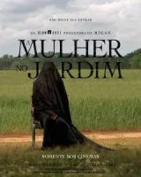 Женщина во дворе